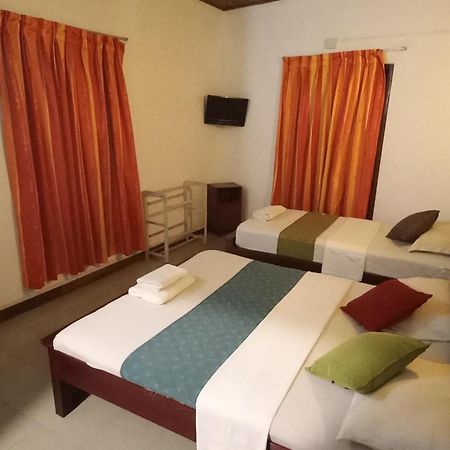 Days Inn B/B Канди Екстериор снимка
