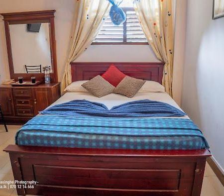 Days Inn B/B Канди Екстериор снимка