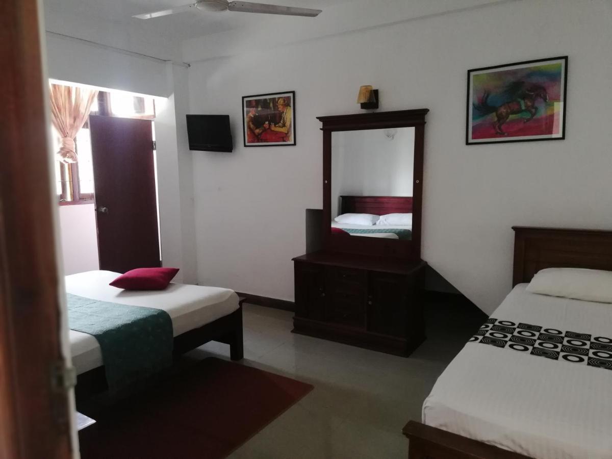 Days Inn B/B Канди Екстериор снимка