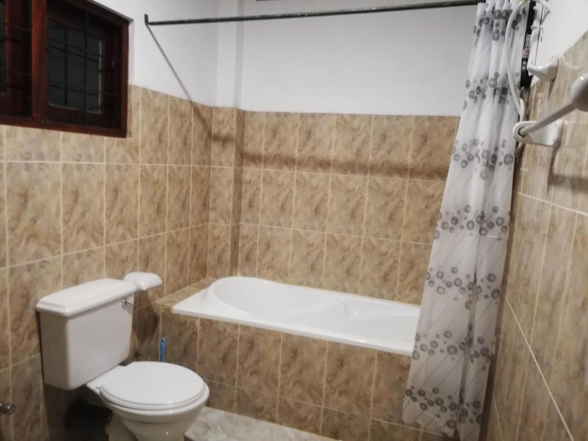 Days Inn B/B Канди Екстериор снимка