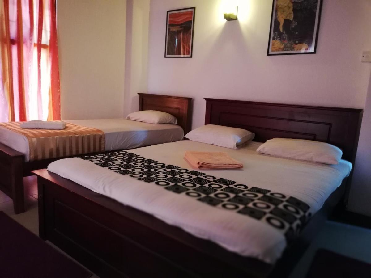 Days Inn B/B Канди Екстериор снимка