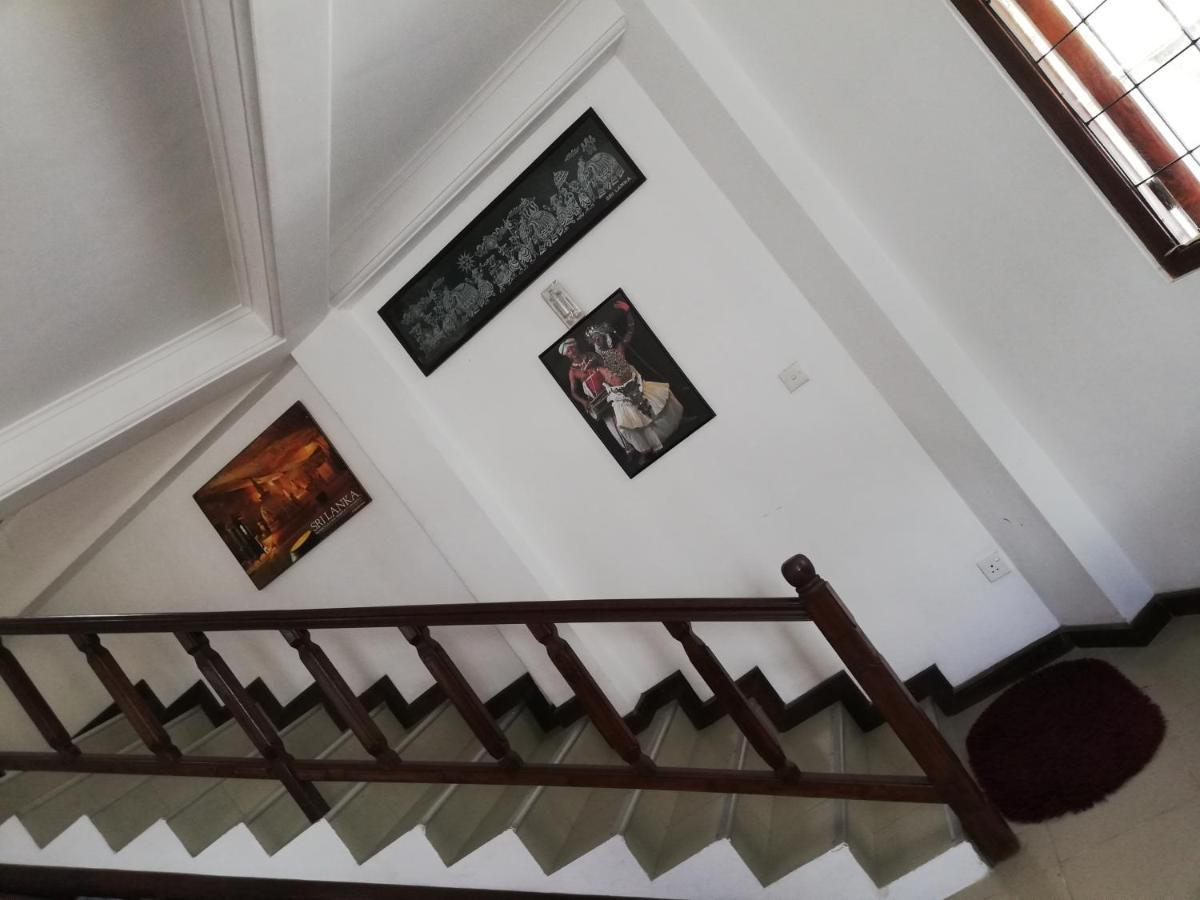 Days Inn B/B Канди Екстериор снимка