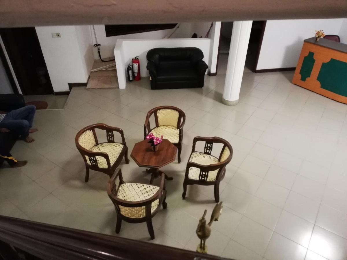 Days Inn B/B Канди Екстериор снимка