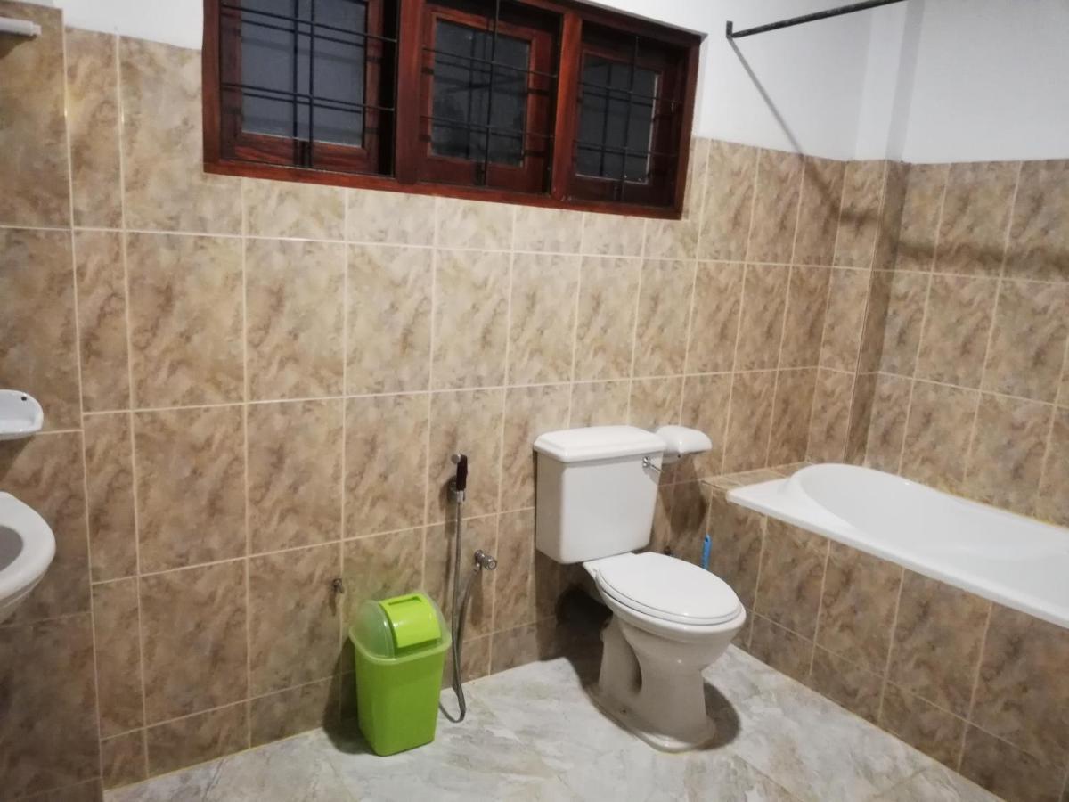 Days Inn B/B Канди Екстериор снимка